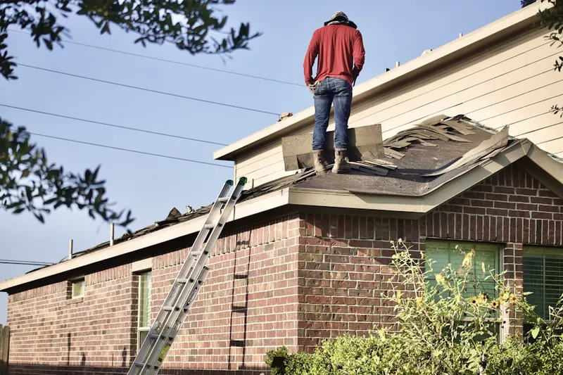 Professional roofer working on a residential roof in Bacliff